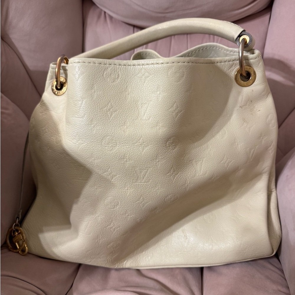 Louis Vuitton cream mm artsy bag